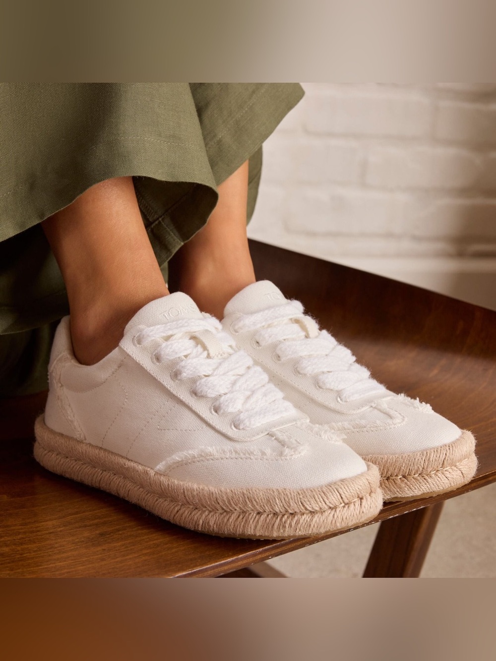 NWT TOMS Jesse Espadrille Sneaker in White Canvas, Size 7